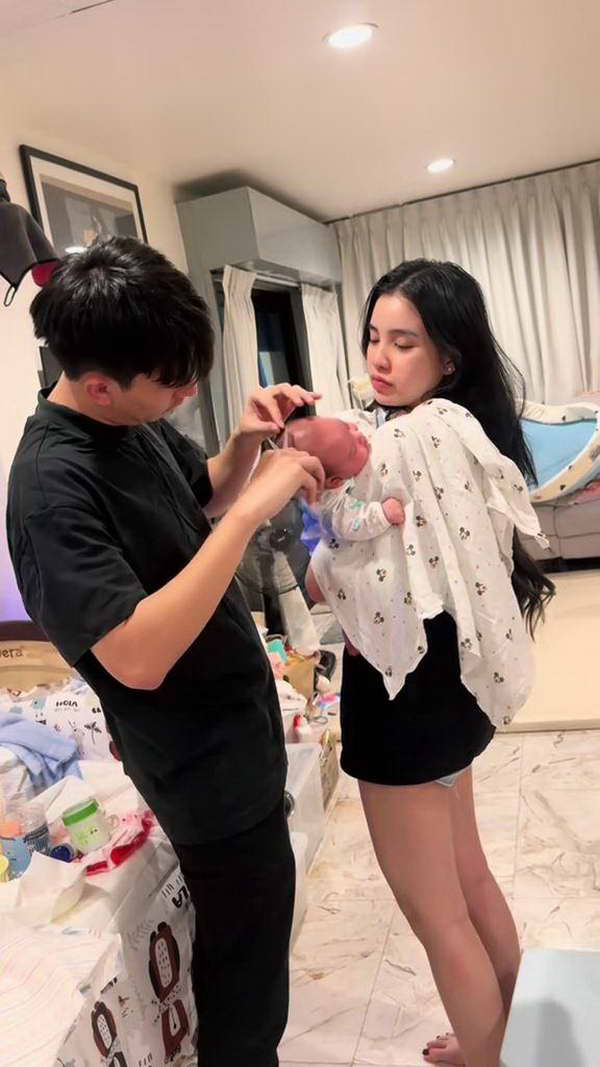 ครูเต้ย อภิวัฒน์ แชร์คลิปใจฟูคู่ ขนม ศศิกานต์ ช่วยกันตัดผมไฟลูกคนเล็ก ครูเต้ย อภิวัฒน์ แชร์คลิปใจฟูคู่ ขนม ศศิกานต์ ช่วยกันตัดผมไฟลูกคนเล็ก