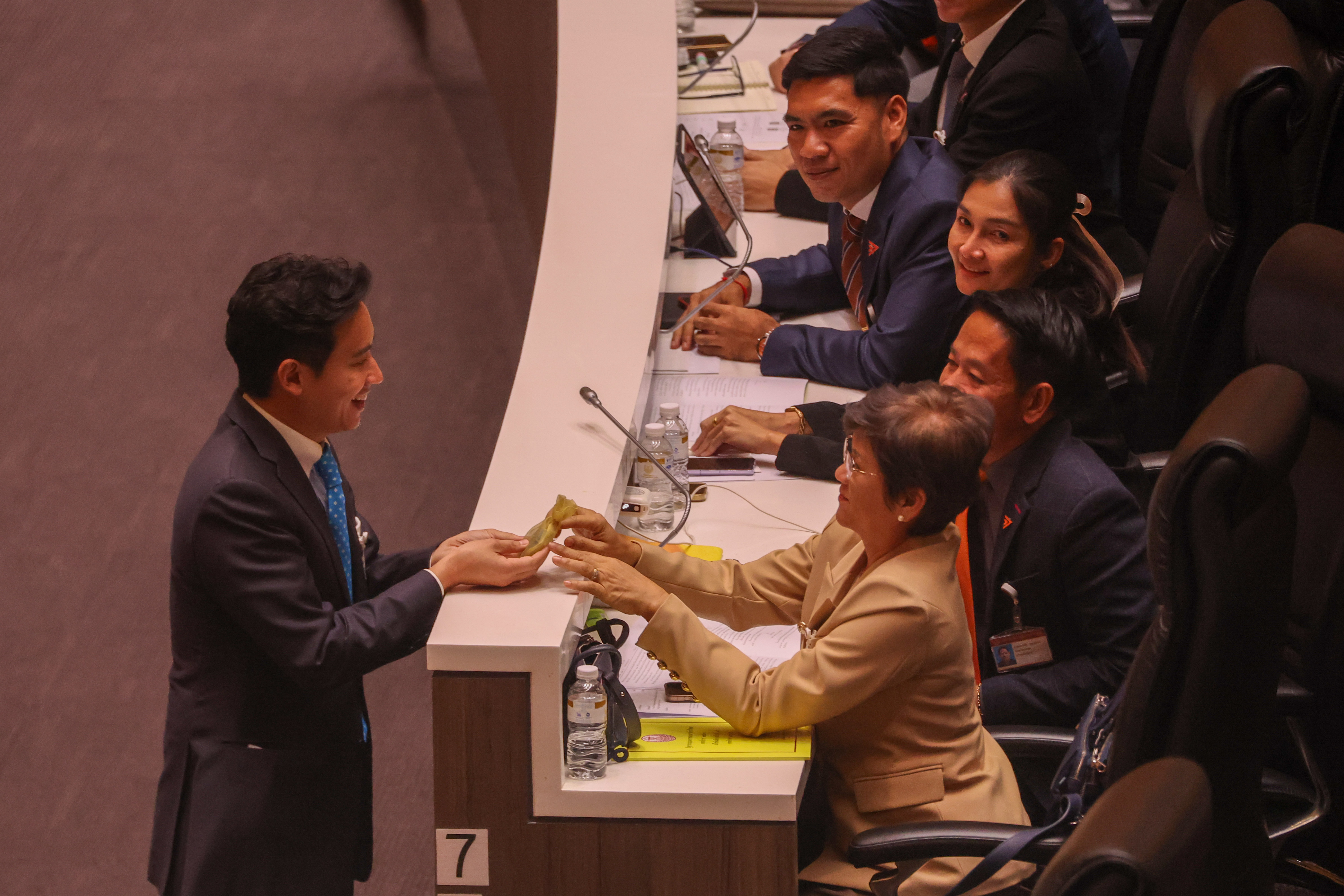 ด่วน! ศาลรัฐธรรมนูญ มีคำสั่งให้ พิธา หยุดปฏิบัติหน้าที่ สส. ด่วน! ศาลรัฐธรรมนูญ มีคำสั่งให้ พิธา หยุดปฏิบัติหน้าที่ สส.