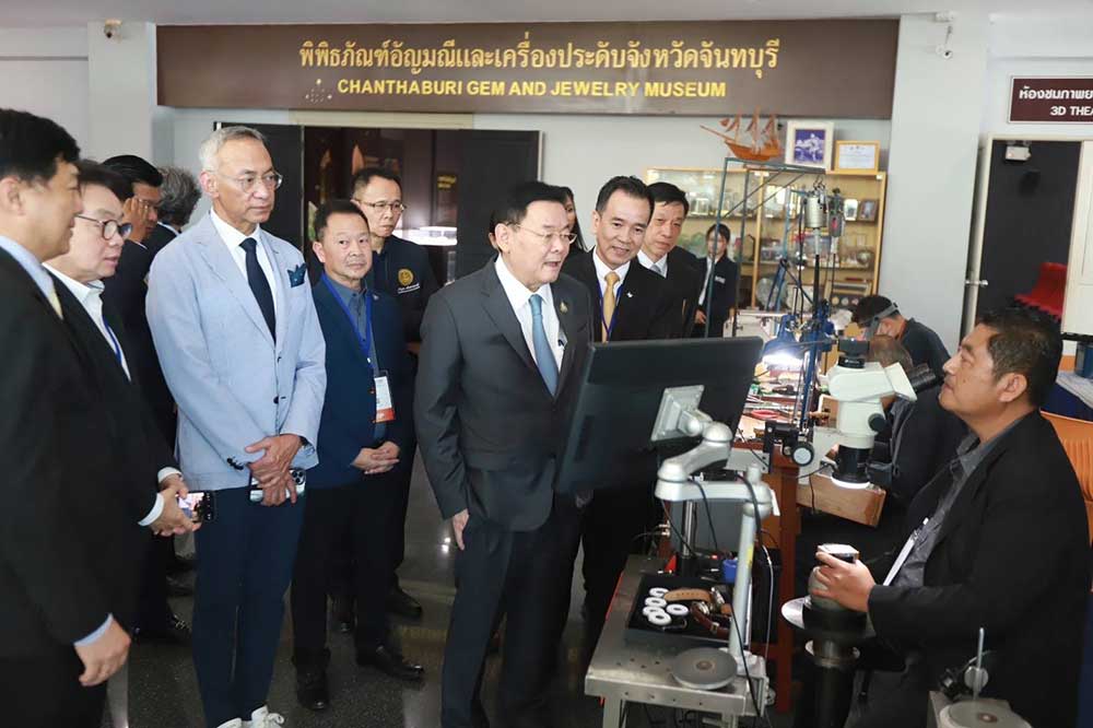 พณ. เปิดงานยิ่งใหญ่ จับมือจังหวัดจันทบุรี ตอกย้ำการเป็น “นครอัญมณีโลก” พณ. เปิดงานยิ่งใหญ่ จับมือจังหวัดจันทบุรี ตอกย้ำการเป็น “นครอัญมณีโลก”