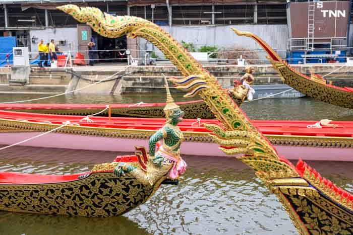 สำนักช่างสิบหมู่ ติดผ้าม่าน ผ้าหน้าจั่ว พร้อมซ่อมปิดทองกราบเรือพระที่นั่ง สำนักช่างสิบหมู่ ติดผ้าม่าน ผ้าหน้าจั่ว พร้อมซ่อมปิดทองกราบเรือพระที่นั่ง