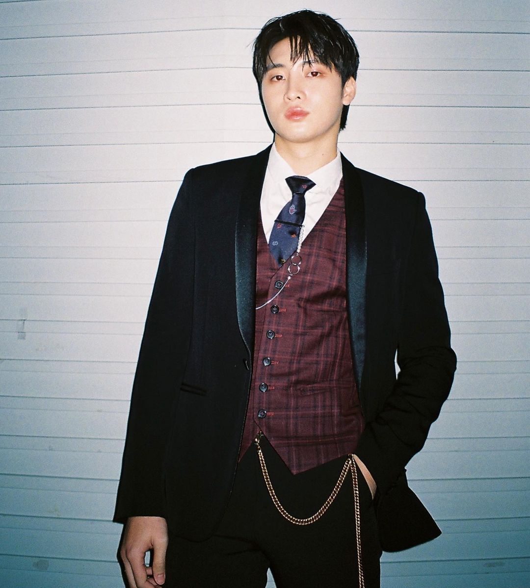 หล่อใจบุญ มีน พีรวิชญ์ ขายเสื้อ นำเงินไปช่วยเหลือมูลนิธิต่างๆ และโรงพยาบาลจากสถานการณ์โควิด-19