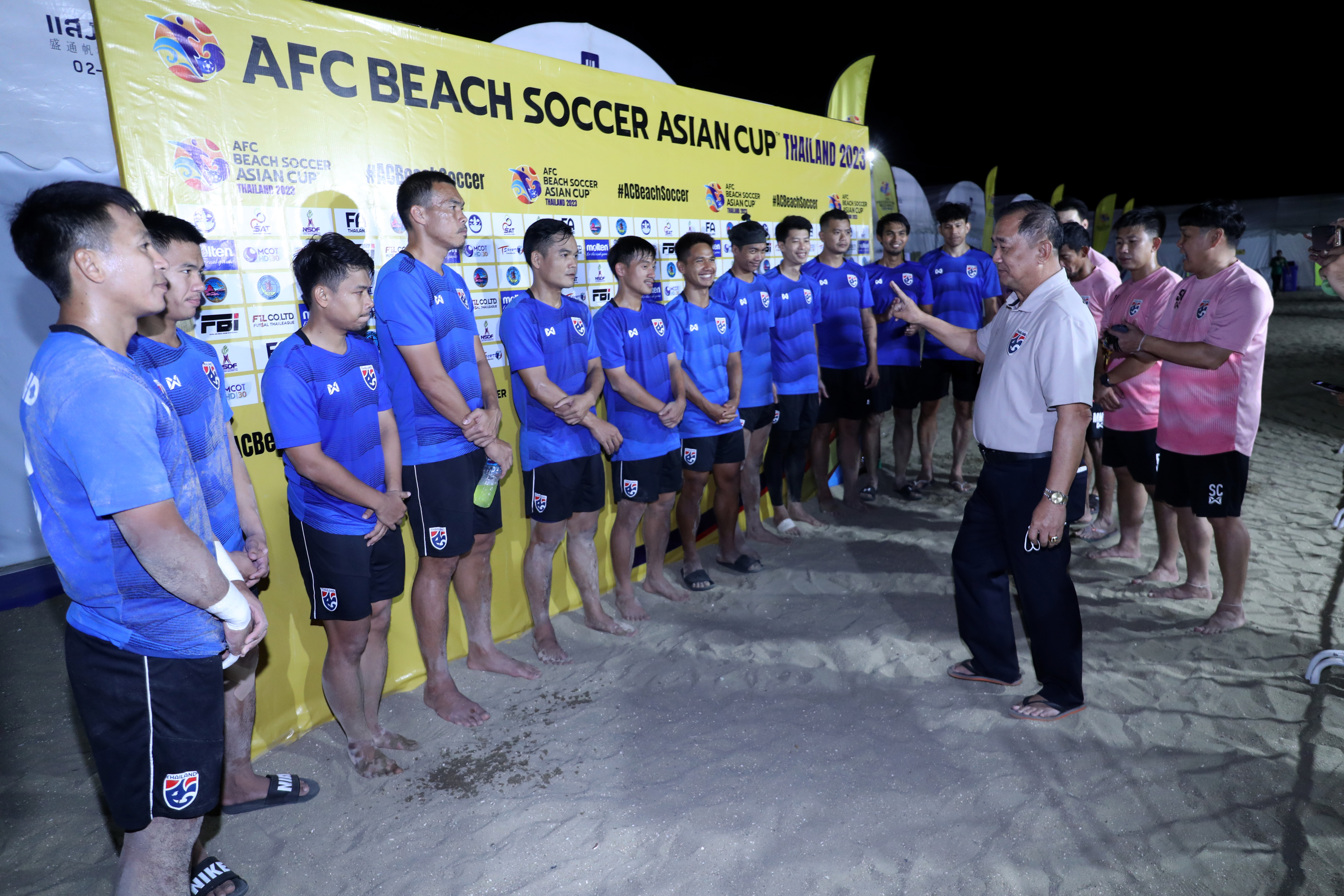 ฟุตบอลชายหาดไทยลงซ้อมครั้งสุดท้ายก่อนเล่นนัดเปิดสนามชนซาอุฯ ศึกชิงแชมป์โลก 2023 ฟุตบอลชายหาดไทยลงซ้อมครั้งสุดท้ายก่อนเล่นนัดเปิดสนามชนซาอุฯ ศึกชิงแชมป์โลก 2023
