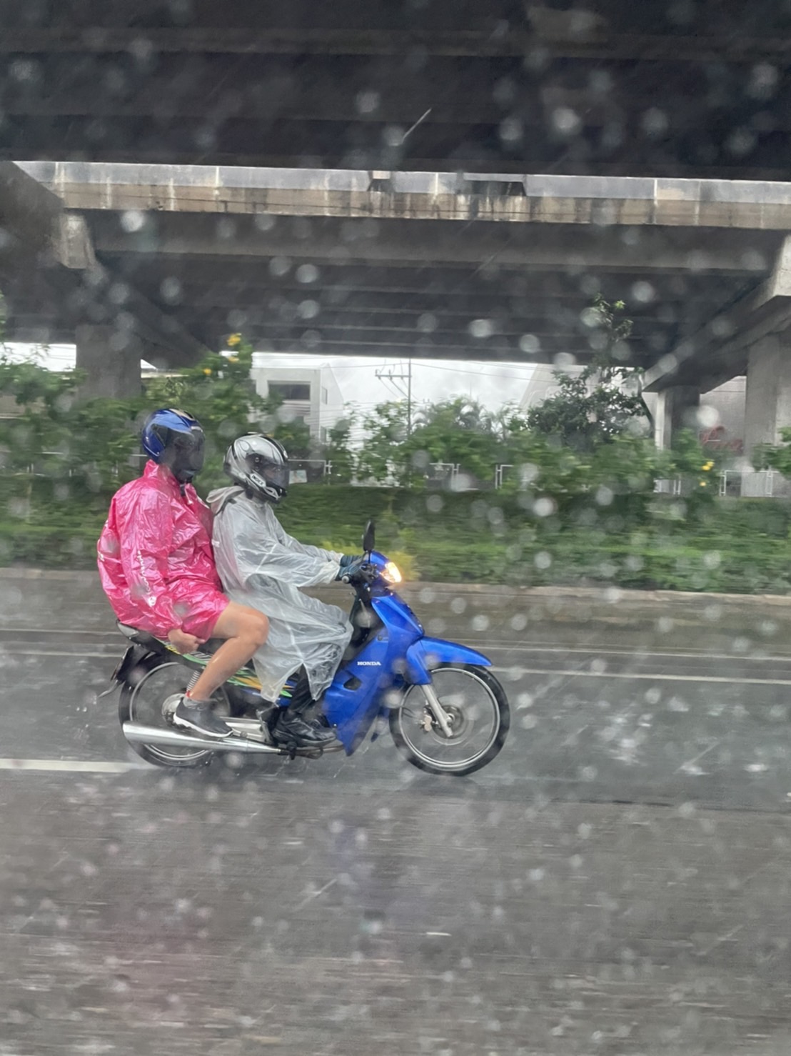 ชาวกทม. เตรียมพร้อม! วันนี้ฝนมาก่อนเลิกงาน