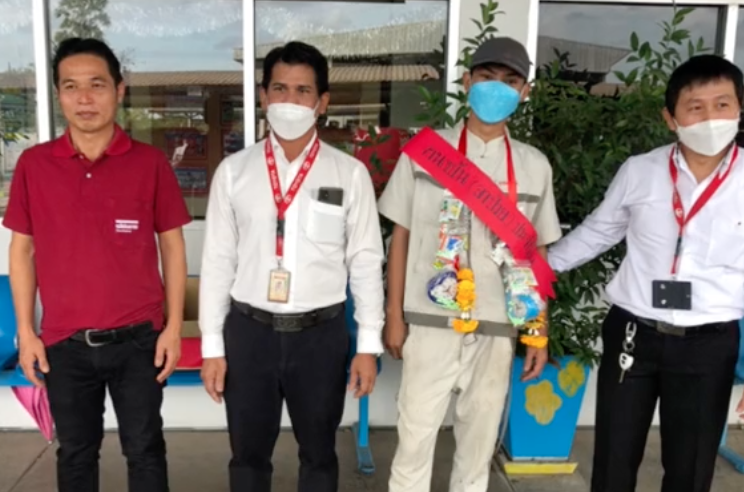 สุดพีค! บริษัทมอบรางวัลลาป่วยดีเด่นแห่งปี ให้ของขวัญเป็นยาสารพัดโรค