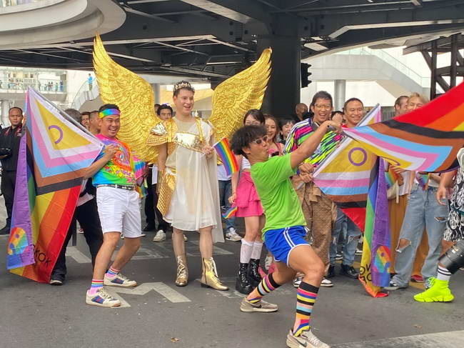 สะบัดธงแห่งความเท่าเทียม อิงฟ้า-ชาล็อต นำทัพ LGBTQIAN+ ร่วมงาน Bangkok Pride Festival 2024