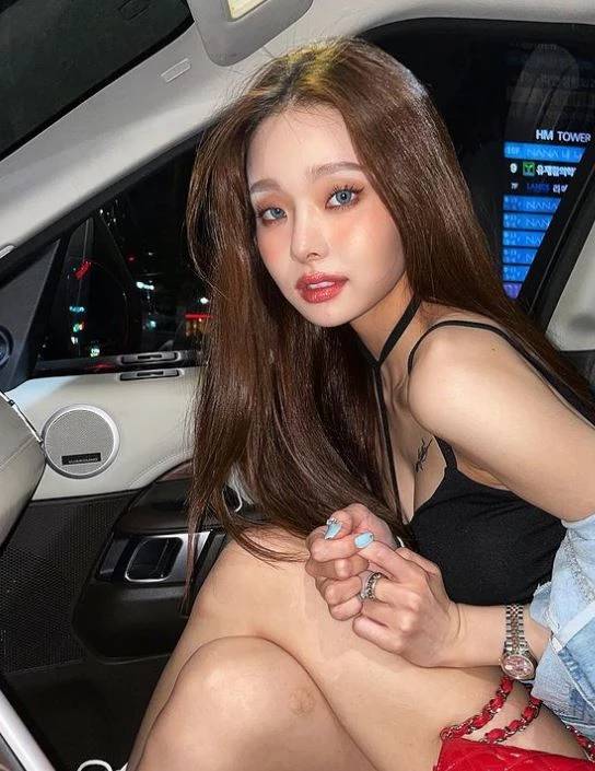 นักข่าวและคนในวงการแฟชั่นชี้ ซงจีอา จงใจใช้สินค้าแบรนด์เนมเพื่อแสดงให้เห็นถึงสถานะทางสังคม