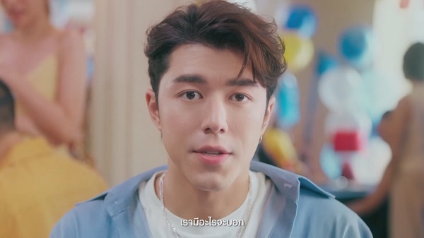 “ทรู-ดีแทค” เปิดตัว 2 ซุปตาร์ “นาย-ใบเฟิร์น” ขึ้นแท่นเป็นพรีเซ็นเตอร์คู่   (มีคลิป)