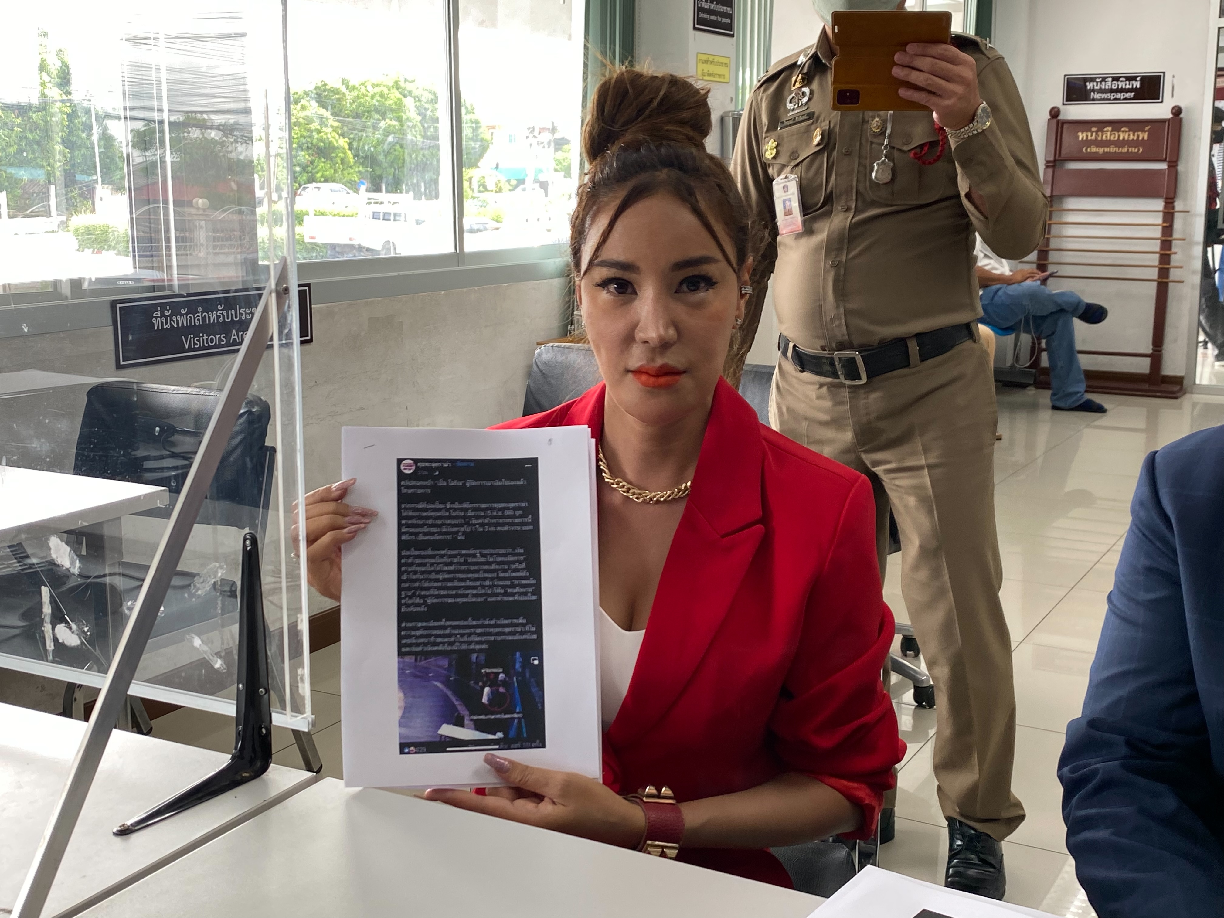 เปิ้ล ไอริณ เดินทางเข้าแจ้งความเอาผิด อดีตผู้จัดการฉกเงินค่าตัว!!