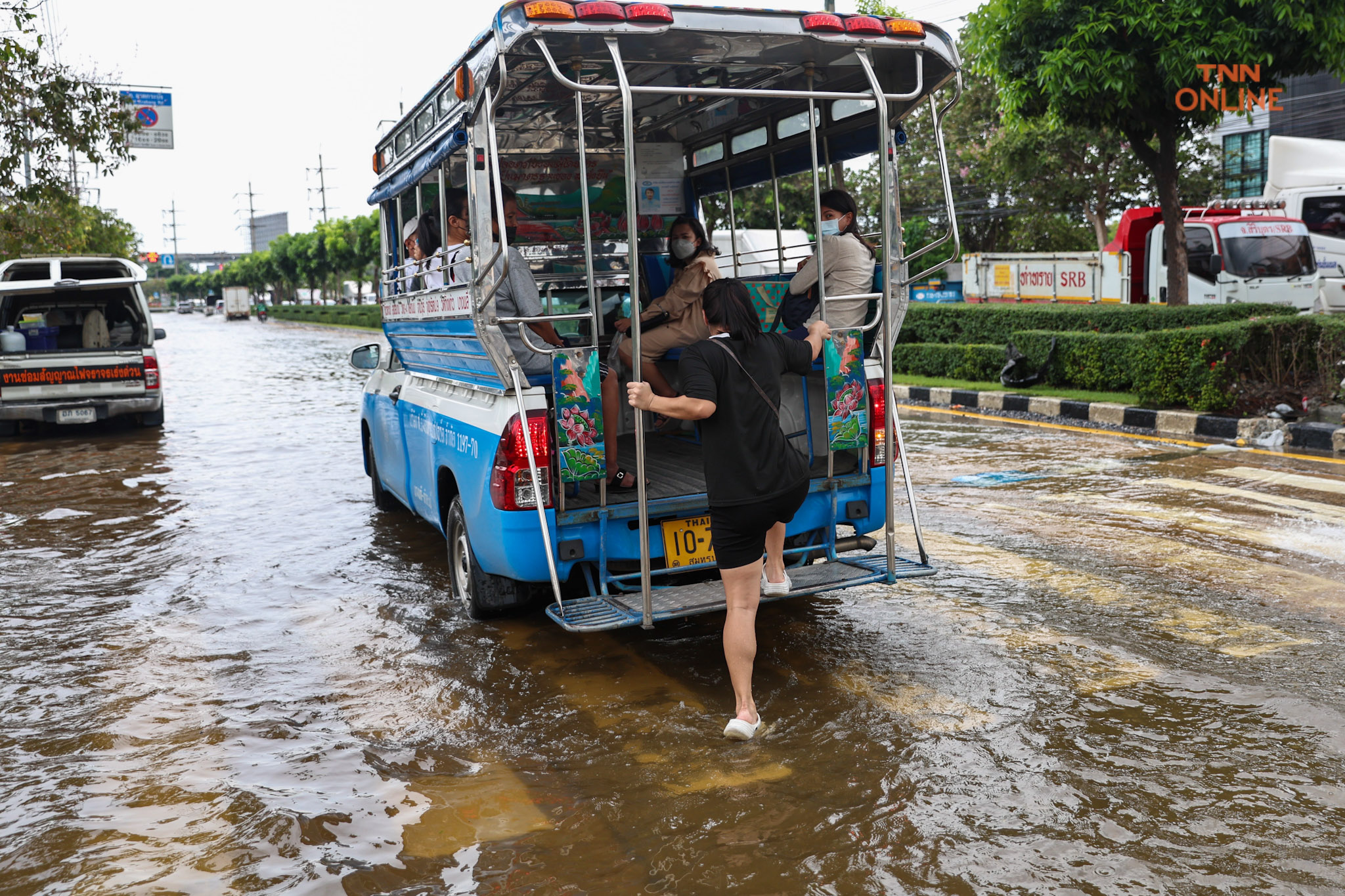 ลาดกระบังยังอ่วม น้ำท่วมขังติดต่อกันวันที่ 5 ลาดกระบังยังอ่วม น้ำท่วมขังติดต่อกันวันที่ 5