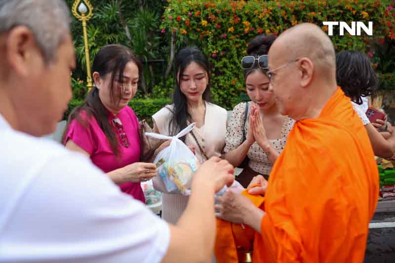 ชาวพุทธแน่นภูเขาทอง ร่วมตักบาตรเทโวเนื่องในวันออกพรรษา ชาวพุทธแน่นภูเขาทอง ร่วมตักบาตรเทโวเนื่องในวันออกพรรษา