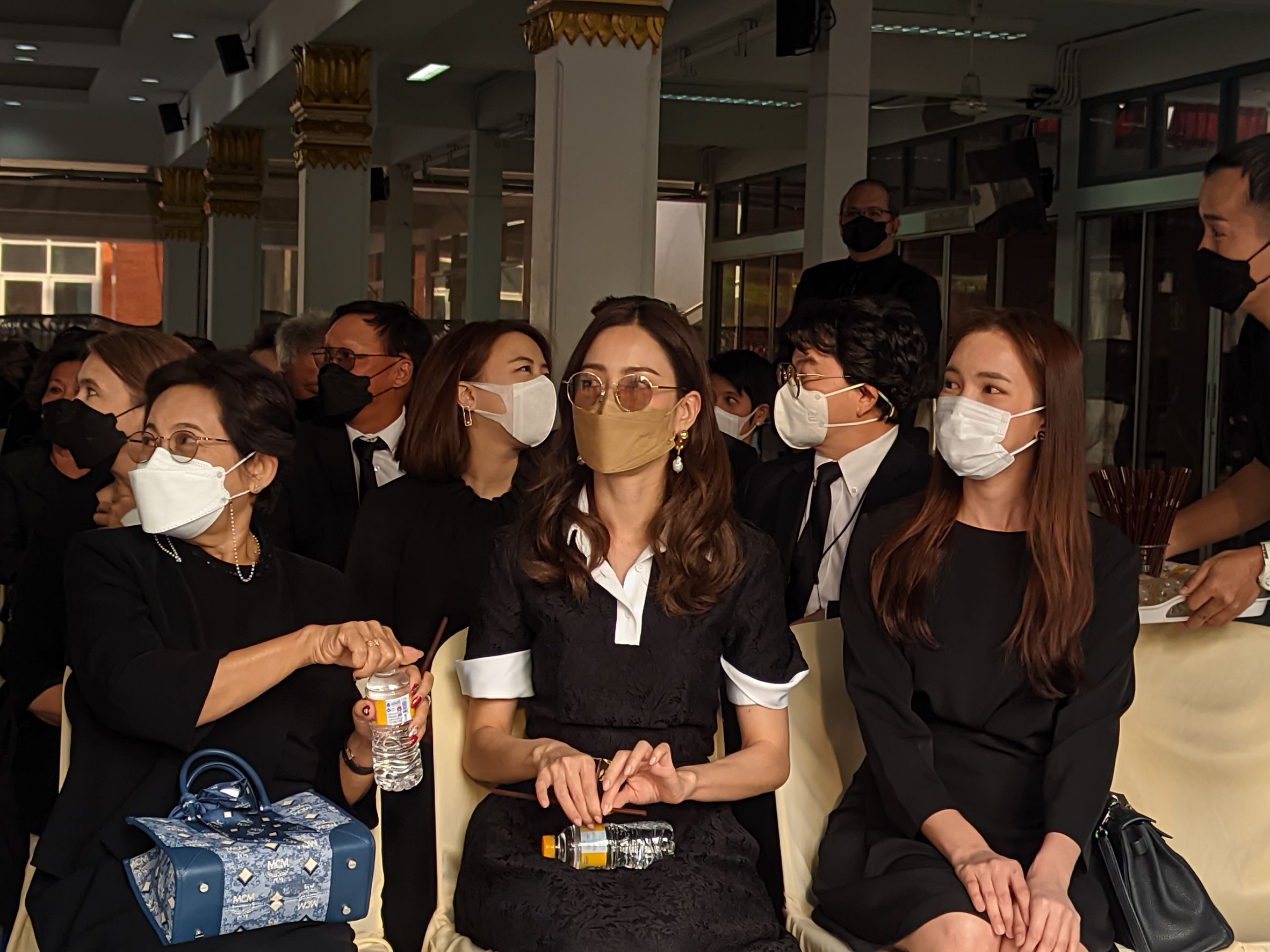 แสนอาลัย อ๊อฟ พงษ์พัฒน์ พร้อมครอบครัว วชิรบรรจง ร่วมส่งคุณพ่อครั้งสุดท้าย