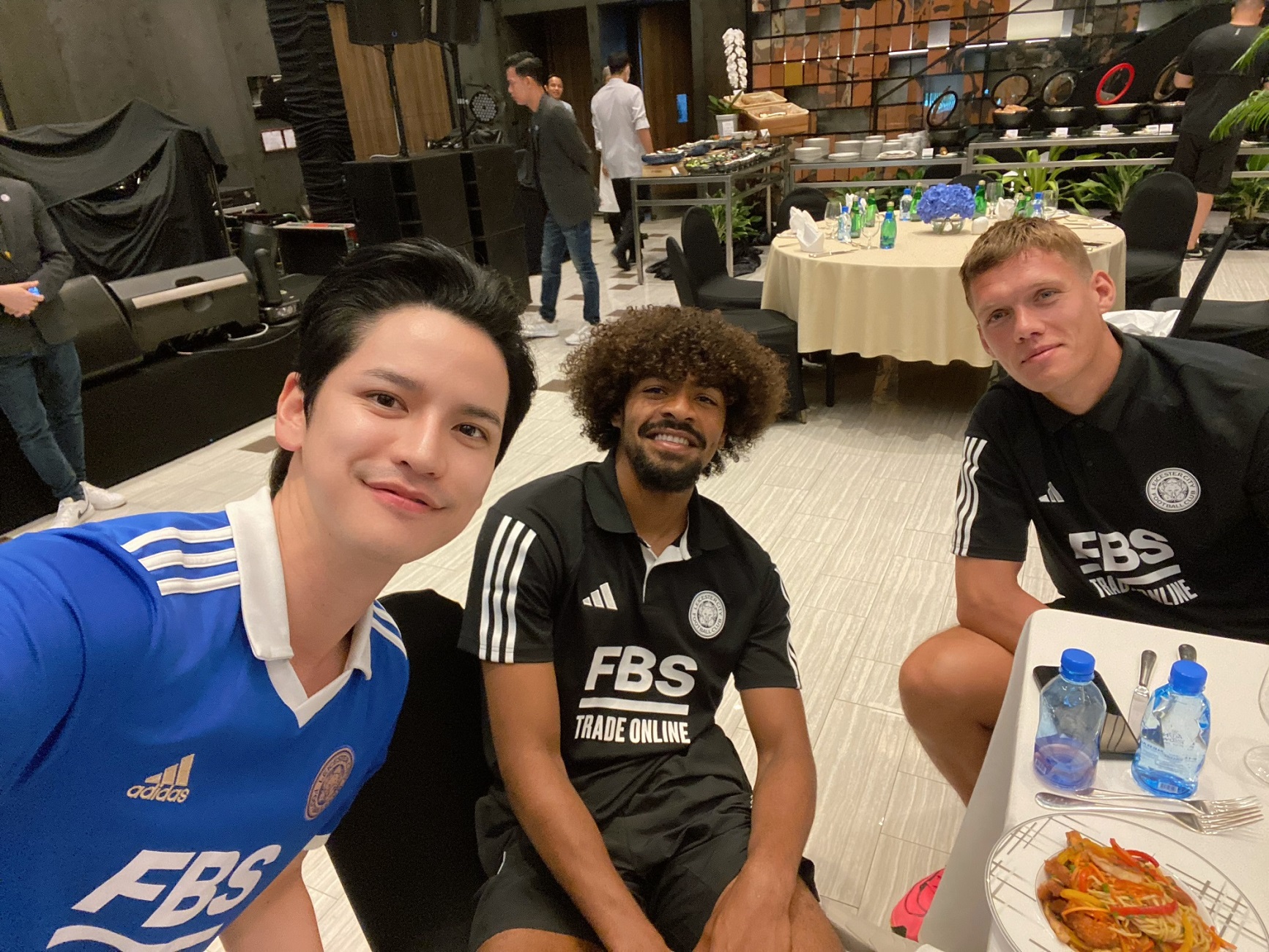 สุดประทับใจ เต๋า เศรษฐพงศ์ แชร์โมเมนต์ ร่วมรับประทานอาหารกับนักเตะ เลสเตอร์ ซิตี้