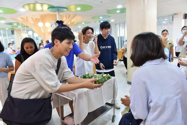 ใจฟู! คัลแลน พี่จอง น้องแดน จูดี้ มอบเงิน 3 ล้านมูลนิธิรพ.เด็ก ใจฟู! คัลแลน พี่จอง น้องแดน จูดี้ มอบเงิน 3 ล้านมูลนิธิรพ.เด็ก