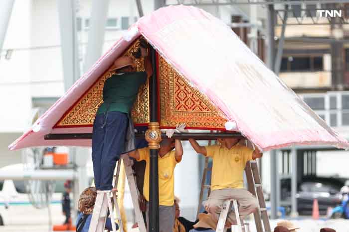 สำนักช่างสิบหมู่ ติดผ้าม่าน ผ้าหน้าจั่ว พร้อมซ่อมปิดทองกราบเรือพระที่นั่ง สำนักช่างสิบหมู่ ติดผ้าม่าน ผ้าหน้าจั่ว พร้อมซ่อมปิดทองกราบเรือพระที่นั่ง