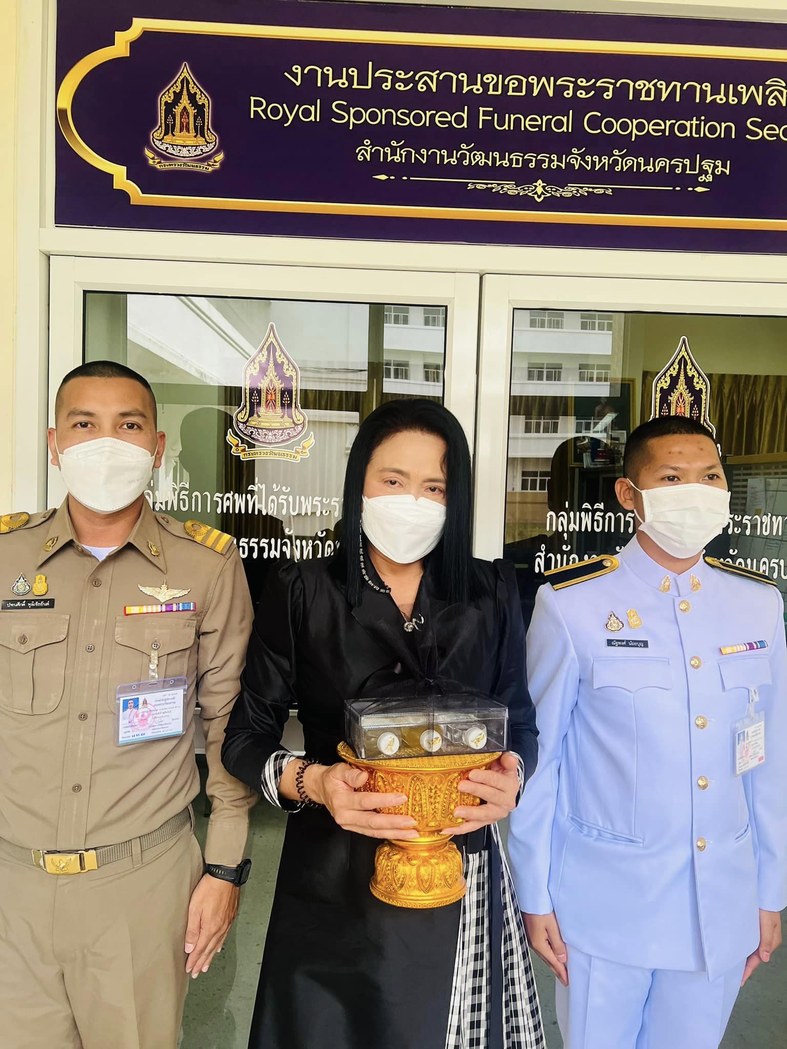 บรรยากาศพิธีรดน้ำศพ “ครูชลธี ธารทอง” ณ วัดไร่ขิง (มีคลิป)