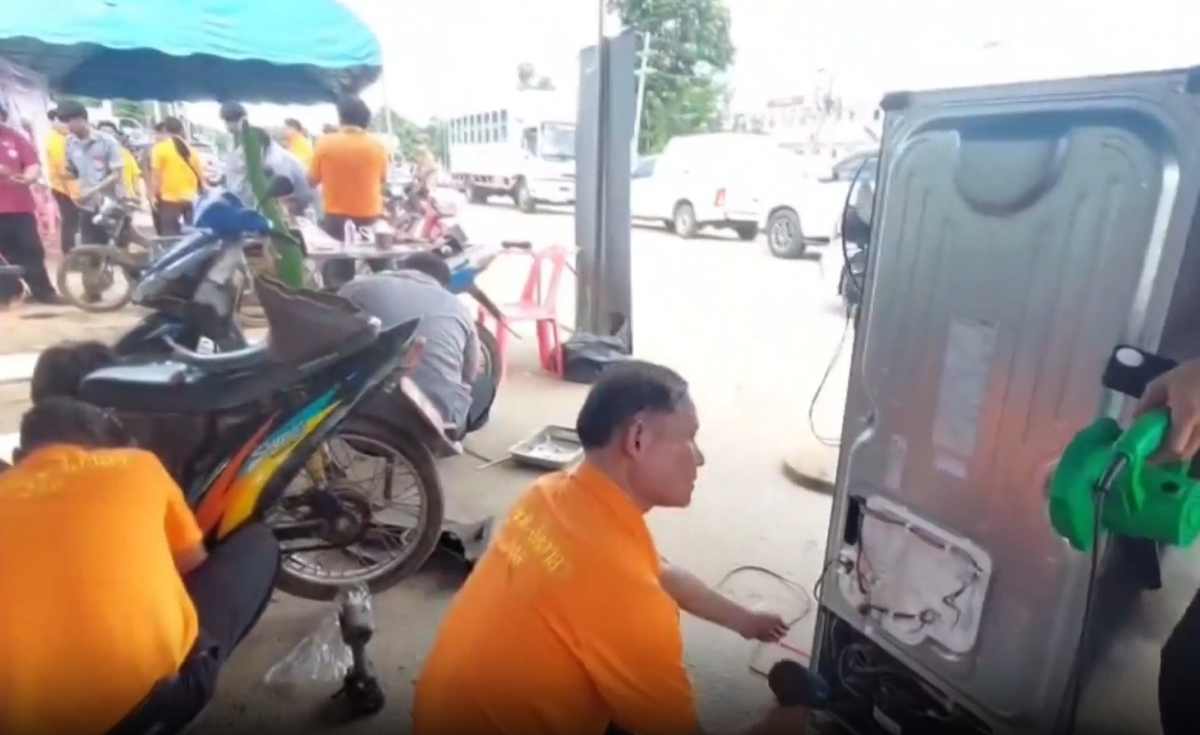 ฟื้นฟูบ้านไร่ จ.อุทัยฯ นศ.ช่างซ่อมแซมเครื่องใช้ไฟฟ้า ฟื้นฟูบ้านไร่ จ.อุทัยฯ นศ.ช่างซ่อมแซมเครื่องใช้ไฟฟ้า