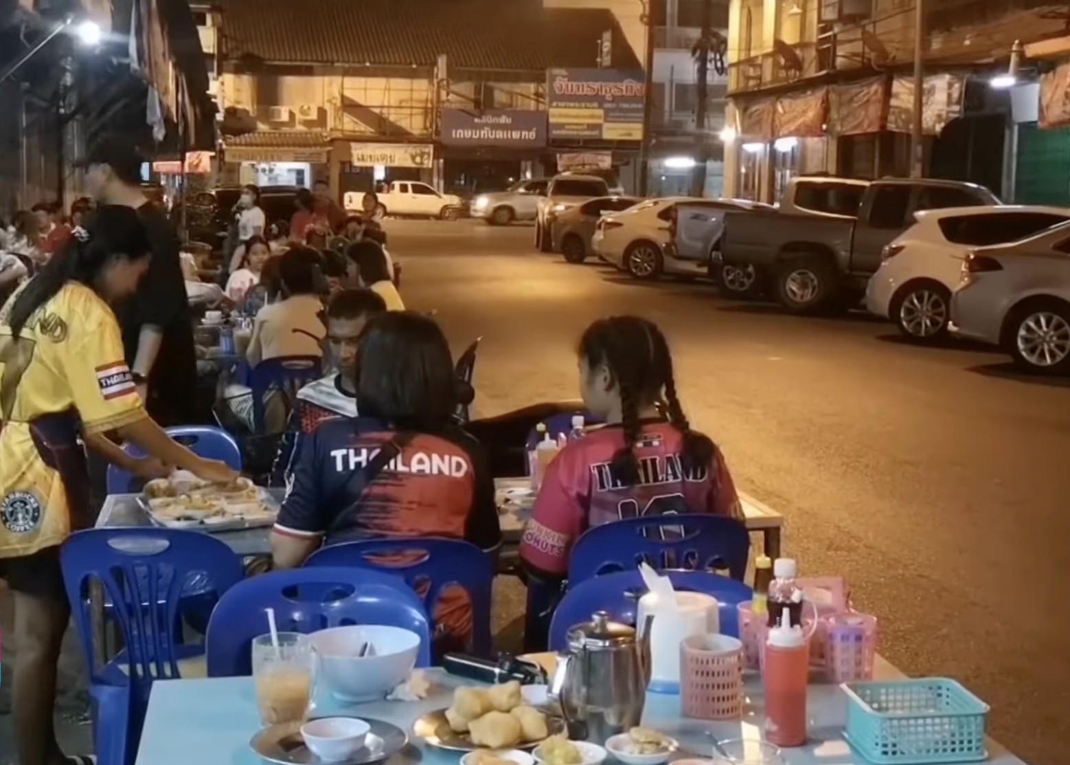 นทท.แห่ชิม ปาท่องโก๋-ชาเย็น เมืองตรัง นทท.แห่ชิม ปาท่องโก๋-ชาเย็น เมืองตรัง