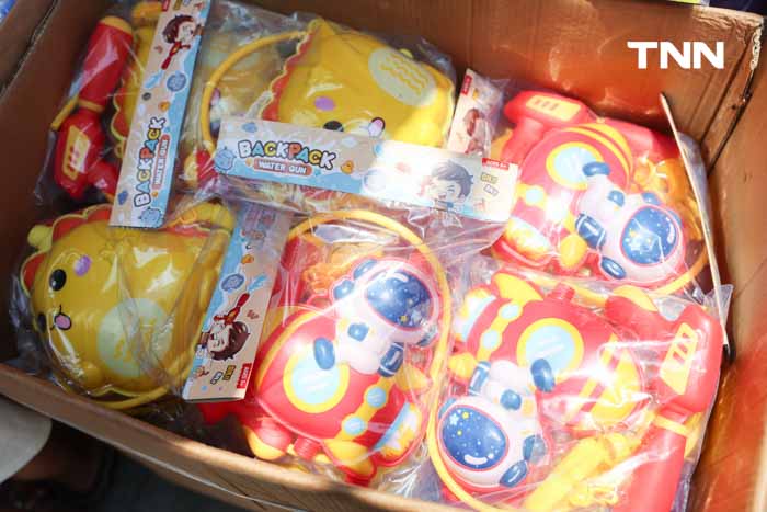 ตลาดสำเพ็งคึกคัก ปชช. ซื้อปืนฉีดน้ำต้อนรับเทศกาลสงกรานต์ ตลาดสำเพ็งคึกคัก ปชช. ซื้อปืนฉีดน้ำต้อนรับเทศกาลสงกรานต์