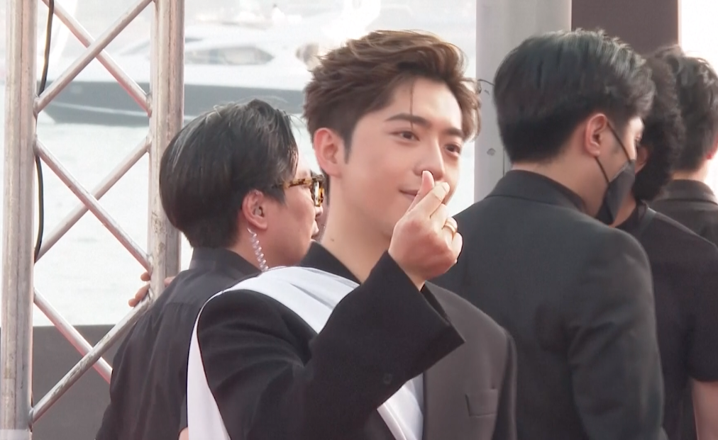 ช็อตหายาก!! ‘หลิวเต๋อหัว - มิเชล โหย่ว’ กระทบไหล่ ที่งาน Hong Kong Film Awards