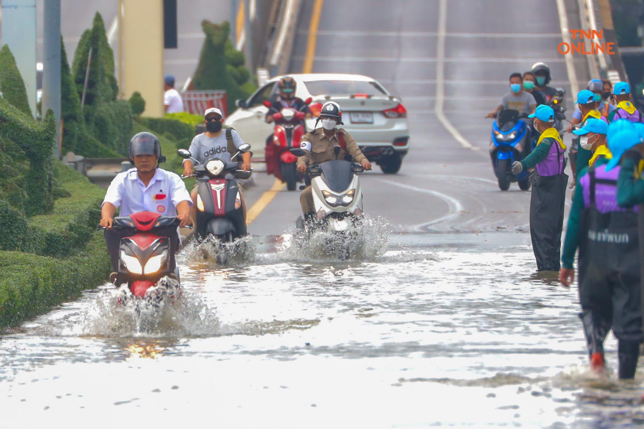 ประมวลภาพ พนังกั้นน้ำใต้สะพานซังฮี้แตกน้ำล้นท่วมผิวจราจร 