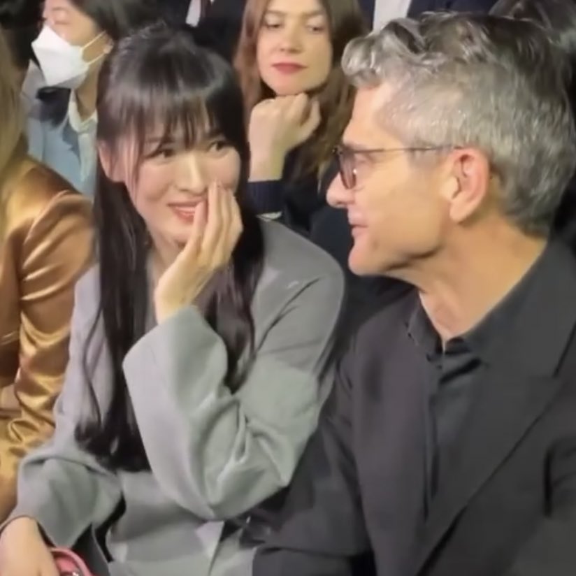 สวยครองโลก!! ประมวลลุค ’ซงฮเยคโย’ สาดออร่า ชมแฟชั่นโชว์ที่มิลาน