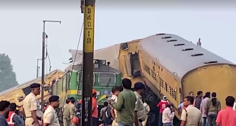 รถไฟโดยสาร 2 ขบวนพุ่งชนกันจนกระเด็นตกราง เสียชีวิต-บาดเจ็บจำนวนมาก รถไฟโดยสาร 2 ขบวนพุ่งชนกันจนกระเด็นตกราง เสียชีวิต-บาดเจ็บจำนวนมาก