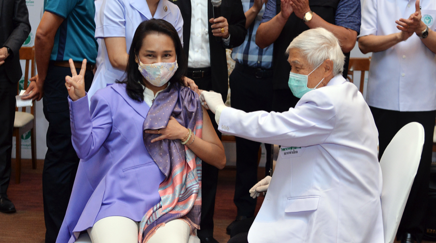 นาทีประวัติศาสตร์! นพ.ยงฉีดวัคซีนโควิด 19 เข็มแรกให้ ‘อนุทิน’ 