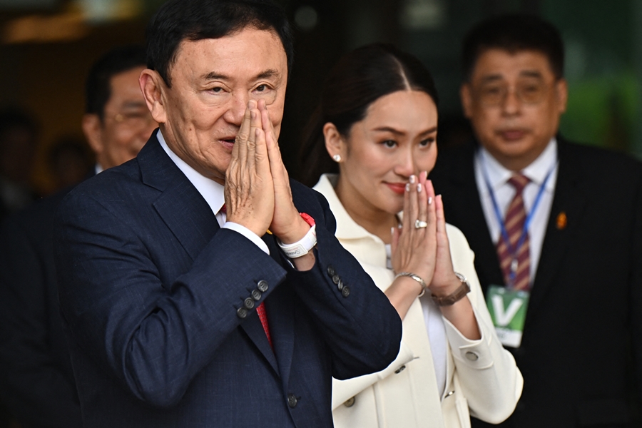 ประมวลภาพ ทักษิณ ชินวัตร ถึงเมืองไทย ยกมือไหว้-ทักทายประชาชน ประมวลภาพ ทักษิณ ชินวัตร ถึงเมืองไทย ยกมือไหว้-ทักทายประชาชน