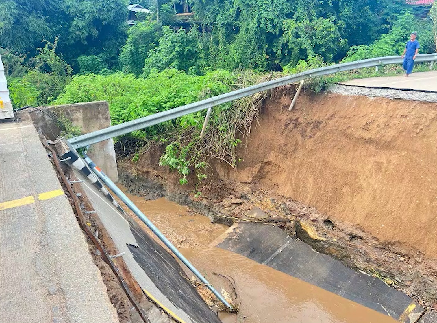 ฝนถล่มสบเมย! น้ำกัดเซาะ สะพานบ้านแม่ทะลุ ไม่สามารถสัญจรผ่านได้