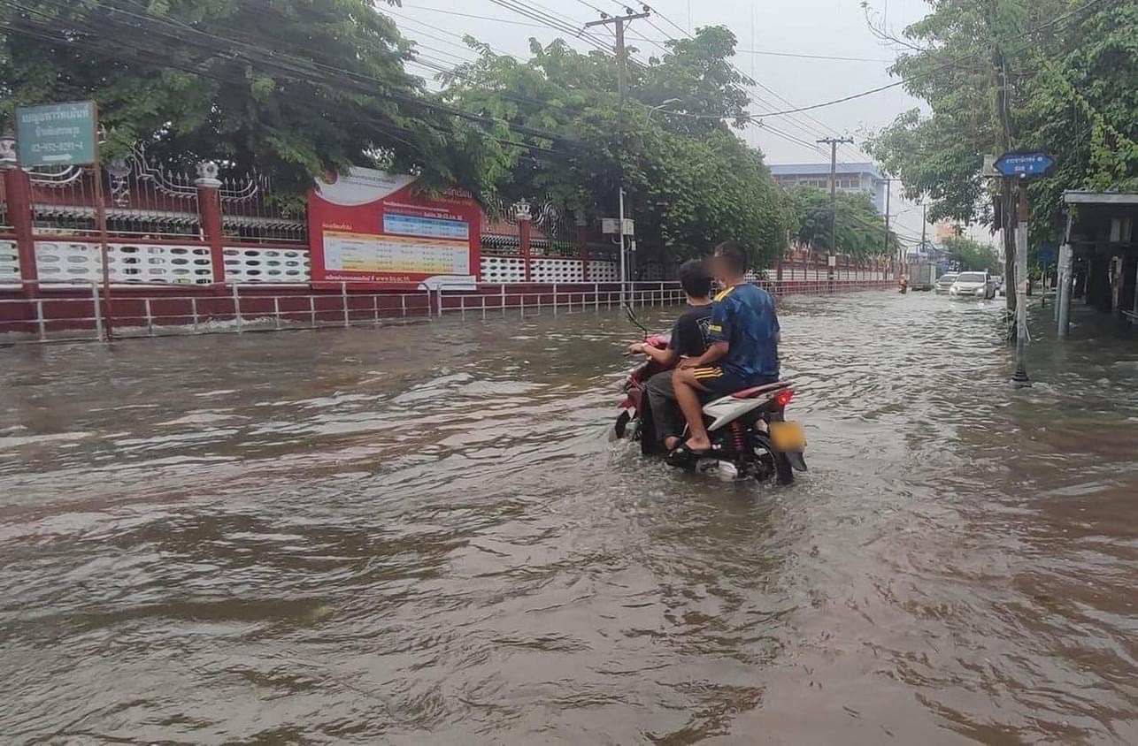 เช็กจุดน้ำท่วม เย็นนี้มาแน่ เลี่ยงเส้นทางรถติด น้ำท่วมขัง 