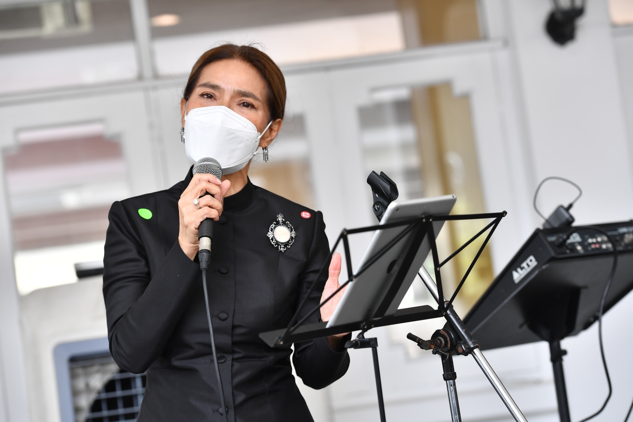 อ๊อฟ -นก นำลูกศิษย์สัมภาษณ์ไว้อาลัย หม่อมน้อย เป็นครั้งสุดท้ายก่อนเริ่มพิธีพระราชทานเพลิงศพ อ๊อฟ -นก นำลูกศิษย์สัมภาษณ์ไว้อาลัย หม่อมน้อย เป็นครั้งสุดท้ายก่อนเริ่มพิธีพระราชทานเพลิงศพ