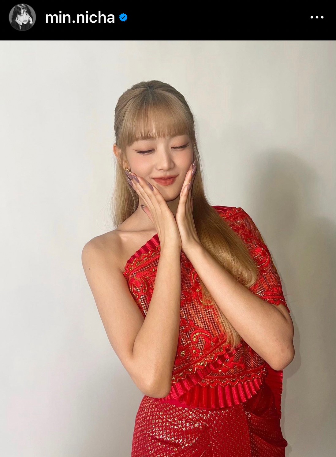“มินนี่ (G)I-DLE” สวยละมุนในชุดไทยสีแดง ทำแฟนๆ แห่คอมเมนต์กันรัวๆ “มินนี่ (G)I-DLE” สวยละมุนในชุดไทยสีแดง ทำแฟนๆ แห่คอมเมนต์กันรัวๆ
