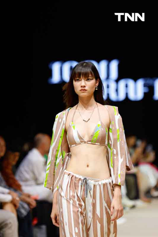 บาติกไทยสู่เวทีแฟชั่นสุดยิ่งใหญ่ “ELLE Fashion Week 2024” ในโชว์พิเศษ “Timeless Crafting with Batik” บาติกไทยสู่เวทีแฟชั่นสุดยิ่งใหญ่ “ELLE Fashion Week 2024” ในโชว์พิเศษ “Timeless Crafting with Batik”