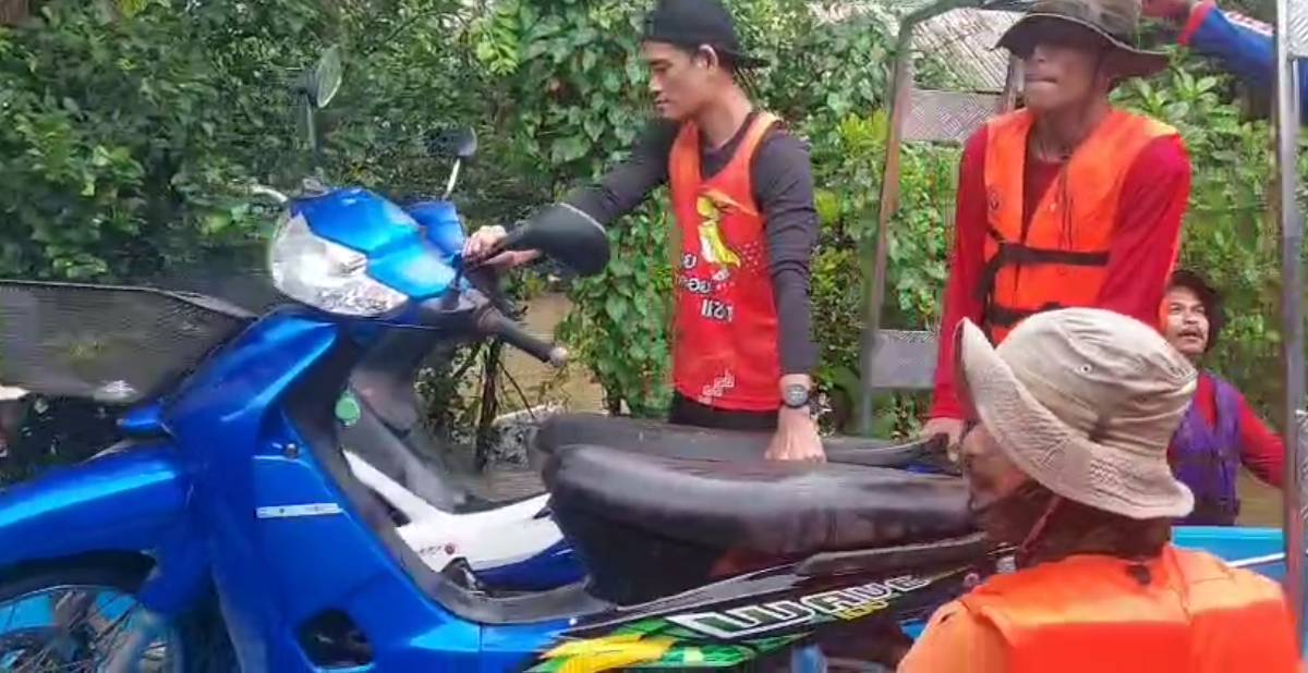 โคราชอ่วม! ลำน้ำมาศทะลักท่วม สูงกว่า 2 เมตร ชาวบ้านติดเกาะ-เร่งช่วยเหลือด่วน โคราชอ่วม! ลำน้ำมาศทะลักท่วม สูงกว่า 2 เมตร ชาวบ้านติดเกาะ-เร่งช่วยเหลือด่วน