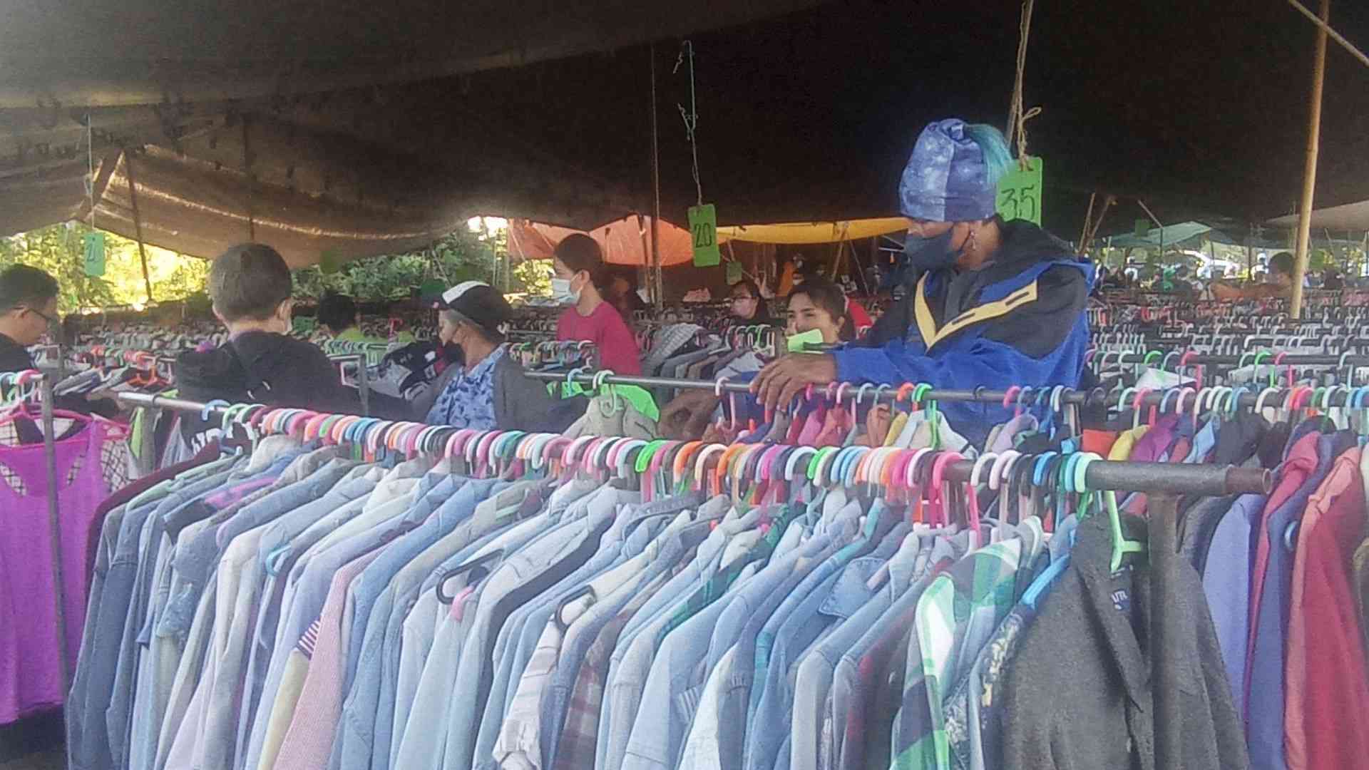 อุณภูมิลดฮวบ! ชาวโคราชแห่เลือกซื้อ เสื้อกันหนาวมือสอง คึกคัก 