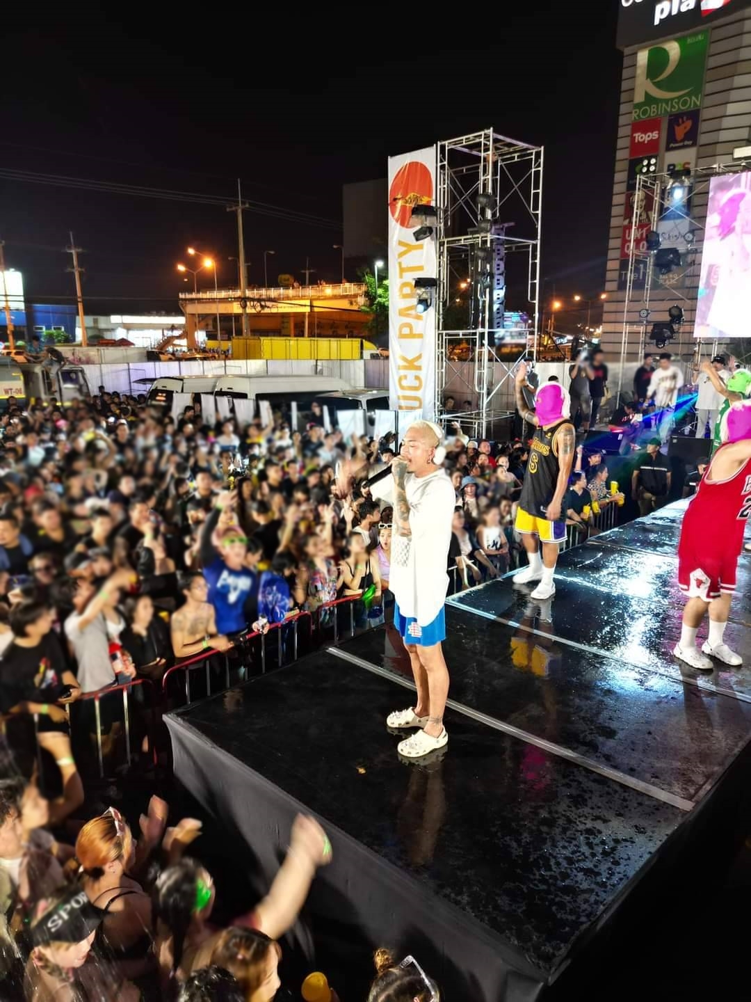 แจ๊ส ชวนชื่น  ถูกปาน้ำแข็งใส่ขณะเล่นคอนเสิร์ต ด้าน แจง โพสต์เดือด คนไม่มีจิตสำนึกควรนอนอยู่บ้าน
