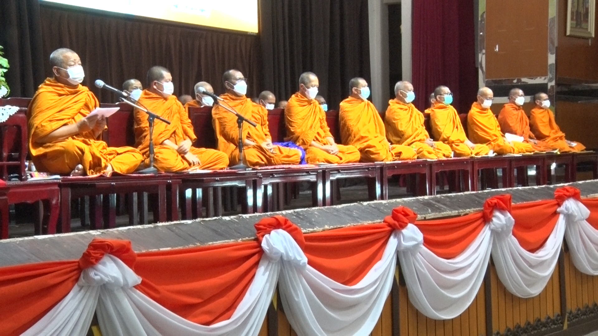 พสกนิกรทั่วประเทศ ร่วมพิธีเจริญพุทธมนต์ ถวายพระพรชัยมงคล แด่พระองค์ภา พสกนิกรทั่วประเทศ ร่วมพิธีเจริญพุทธมนต์ ถวายพระพรชัยมงคล แด่พระองค์ภา