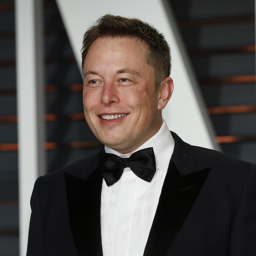 สาวจีนเดือด! ปีนขึ้นรถ Tesla กลางงานออโต้โชว์ ประท้วงเหตุเบรกไม่ยอมทำงาน!