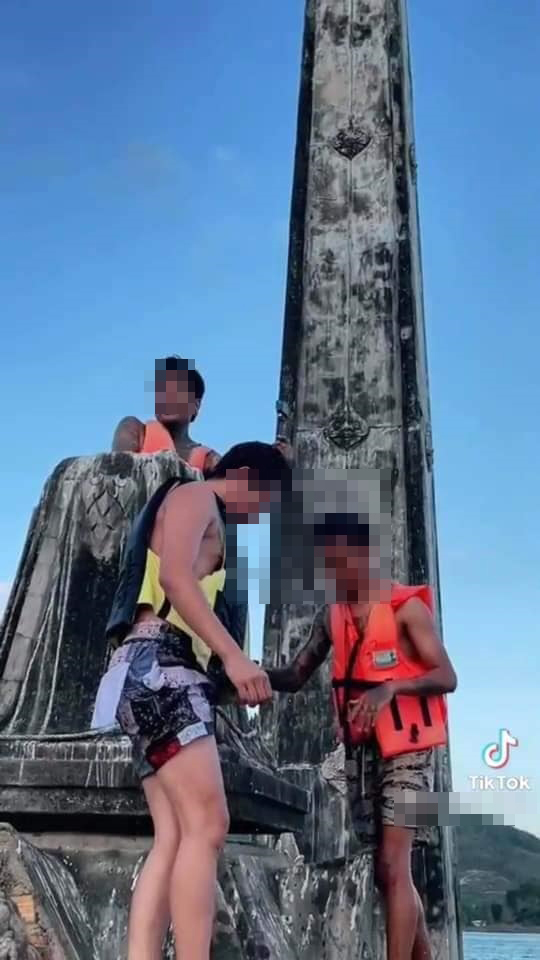 ชาวเน็ตสวดยับ! วัยรุ่นปีนเมรุเก่า จมน้ำมาหลายสิบปี ชาวเน็ตสวดยับ! วัยรุ่นปีนเมรุเก่า จมน้ำมาหลายสิบปี
