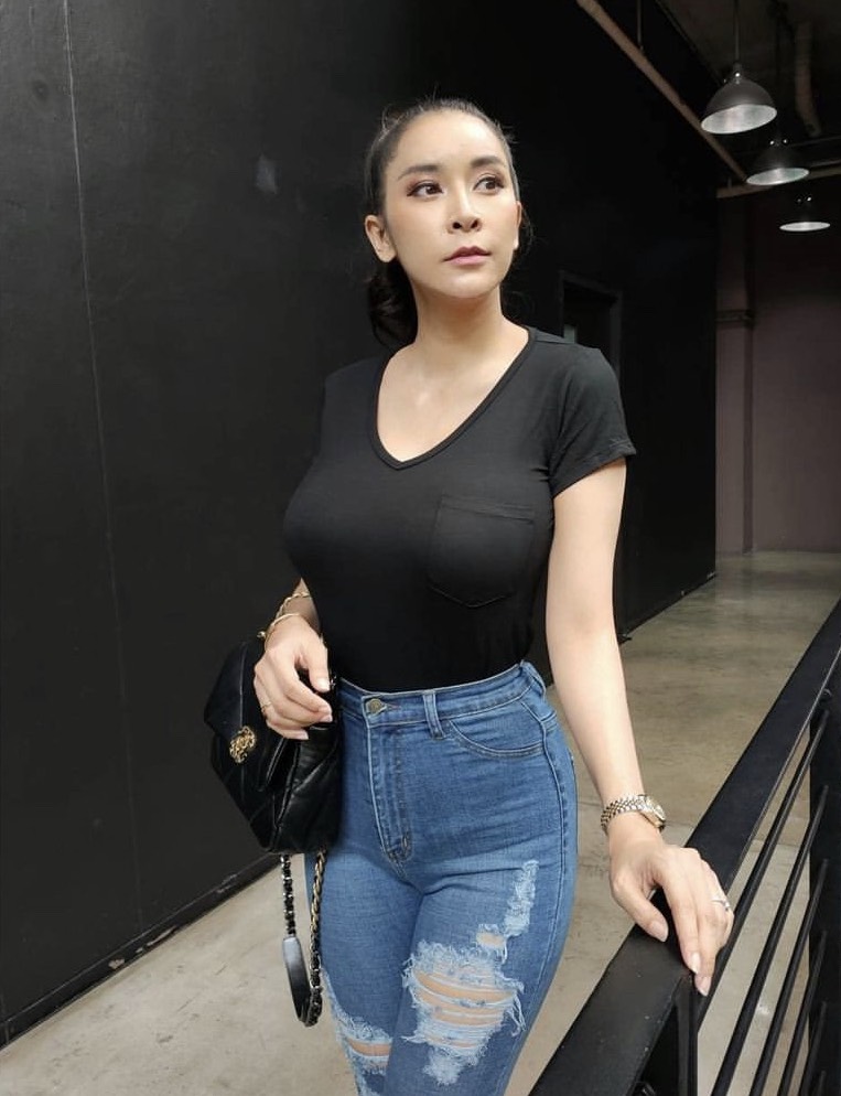 เหลือเงินหลักร้อย ใหม่ สุคนธวา เปิดใจรับกินบะหมี่กึ่งสำเร็จรูป เพราะต้องผ่อนบ้าน 53 ล้านช่วงโควิด!! เหลือเงินหลักร้อย ใหม่ สุคนธวา เปิดใจรับกินบะหมี่กึ่งสำเร็จรูป เพราะต้องผ่อนบ้าน 53 ล้านช่วงโควิด!!