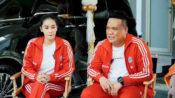 ใหม่ สุคนธวา เซอร์ไพรส์ใหญ่! สามีถอยรถหรูคันใหม่ให้เป็นของขวัญ ใหม่ สุคนธวา เซอร์ไพรส์ใหญ่! สามีถอยรถหรูคันใหม่ให้เป็นของขวัญ