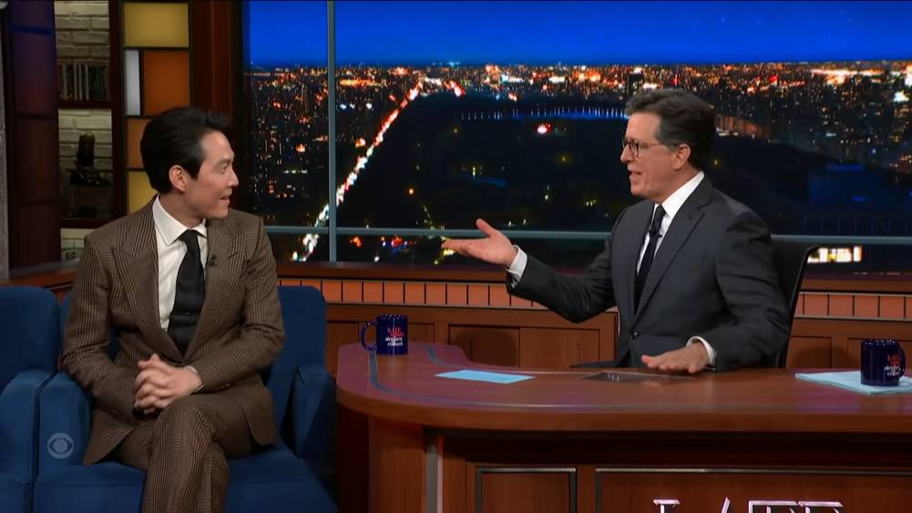 อีจองแจ เล่นเกมขูดน้ำตาลเกาหลีในรายการ The Late Show with Stephen Colbert (มีคลิป) อีจองแจ เล่นเกมขูดน้ำตาลเกาหลีในรายการ The Late Show with Stephen Colbert (มีคลิป)