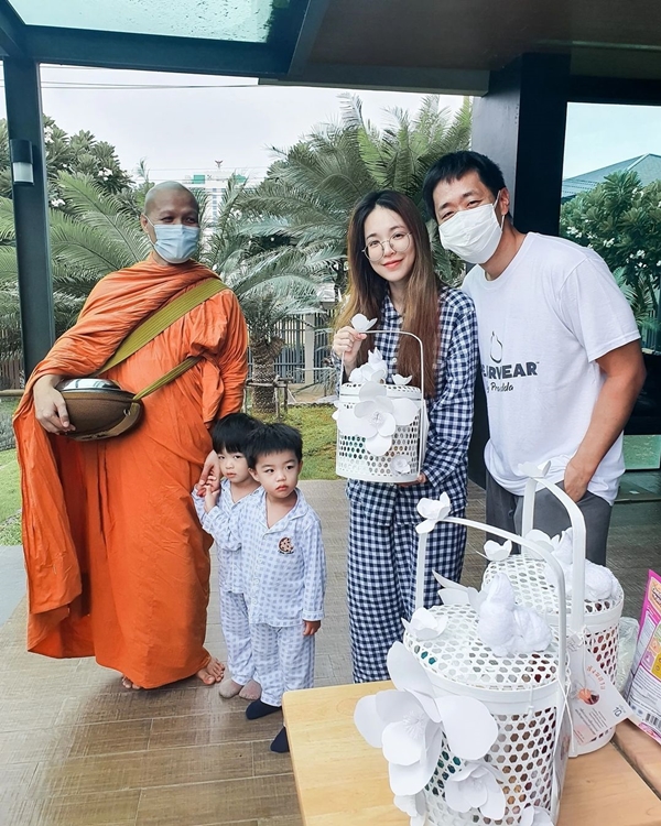 คนบันเทิง ร่วมทำบุญตักบาตร ในวันอาสาฬหบูชา ในยุคโควิดระบาด