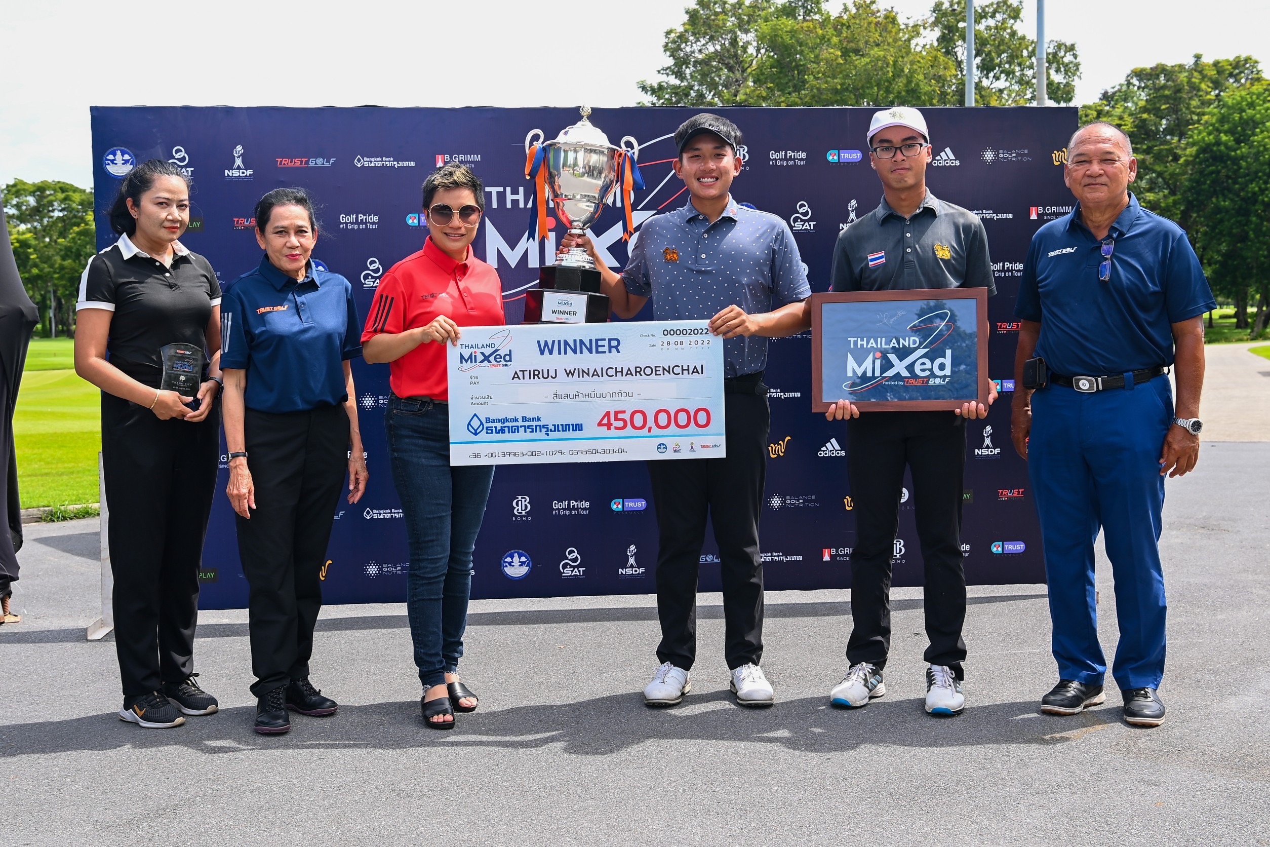'โปรดราก้อน อติรุจ' พลิกชะตาคว้าแชมป์กอล์ฟอาชีพผสมไทยมิกซ์สนาม4