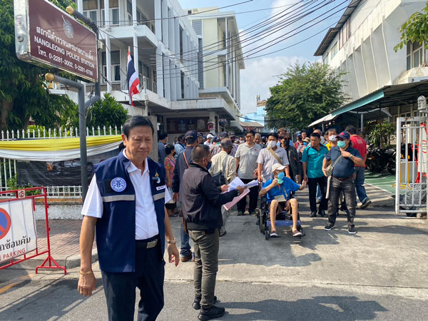 ทนายปราบโกง นําอดีตพนักงานการท่าเรือ 100 คน ยื่นหนังสือบอร์ดจ่ายเงินชดเชยคนละ 4 ล้าน ทนายปราบโกง นําอดีตพนักงานการท่าเรือ 100 คน ยื่นหนังสือบอร์ดจ่ายเงินชดเชยคนละ 4 ล้าน
