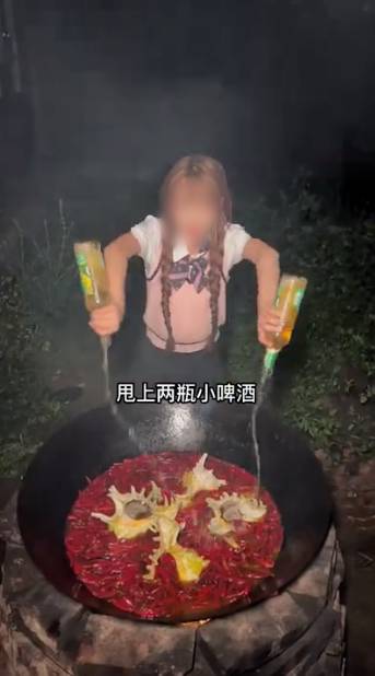 ‘น้องอุ้ม’ ไม่น่าเลย!! จับตา ‘ถี่จือ’ ยูทูปเบอร์จีนถูกรวบหลังคลิปกินฉลามขาว (มีคลิป) ‘น้องอุ้ม’ ไม่น่าเลย!! จับตา ‘ถี่จือ’ ยูทูปเบอร์จีนถูกรวบหลังคลิปกินฉลามขาว (มีคลิป)
