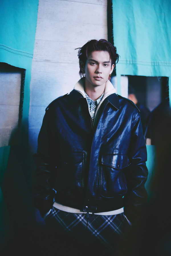 ไบร์ท วชิรวิชญ์ อวดลุคใหม่! นั่งฟรอนต์โรว์ชม Burberry Summer 2025 ที่ลอนดอน ไบร์ท วชิรวิชญ์ อวดลุคใหม่! นั่งฟรอนต์โรว์ชม Burberry Summer 2025 ที่ลอนดอน