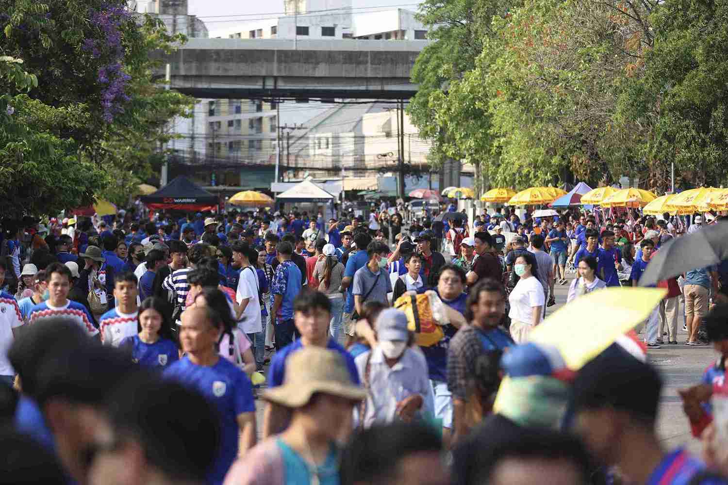 แฟนบอลคึกคัก! แน่นสนามราชมังฯ รอเชียร์ ช้างศึก ดวล เกาหลีใต้