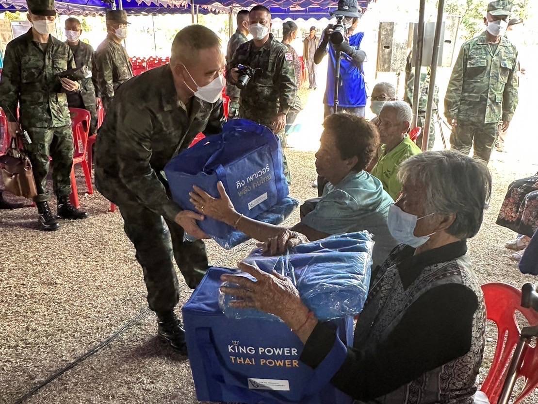 ผบ.ทร. แจกของบรรเทาทุกข์ แก่ ปชช. ครบรอบวันสิ้นพระชนม์ 100 ปี พลเรือเอก พระเจ้าบรมเธอ พระองค์เจ้าอาภากรเกียรติวงศ์ กรมหลวงชุมพรเขตอุดมศักดิ์ องค์บิดาของทหารเรือไทย