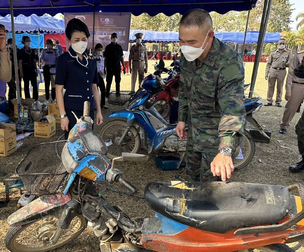 ผบ.ทร. แจกของบรรเทาทุกข์ แก่ ปชช. ครบรอบวันสิ้นพระชนม์ 100 ปี พลเรือเอก พระเจ้าบรมเธอ พระองค์เจ้าอาภากรเกียรติวงศ์ กรมหลวงชุมพรเขตอุดมศักดิ์ องค์บิดาของทหารเรือไทย